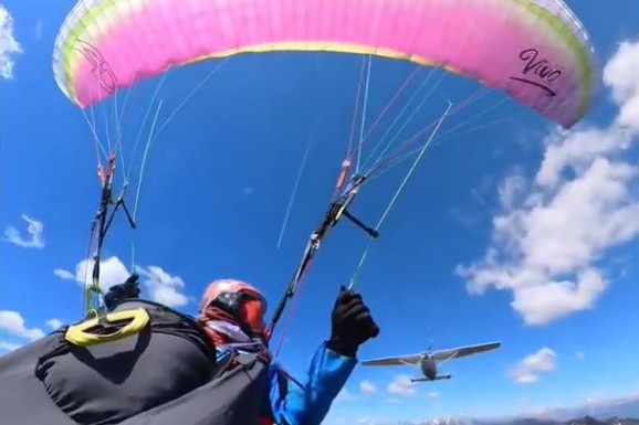 (VIDEO) AVION S LEĐA UDARIO ŽENU NA PARAGLAJDERU! Jeziv snimak kruži mrežama: Ono što je uradila u sledećoj sekundi joj je spasilo život