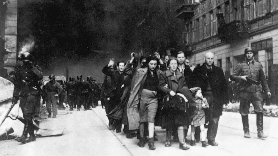 Powstanie w getcie. Schwytani Żydzi prowadzeni na Umschlagplatz w celu deportacji do obozów