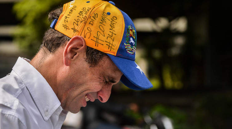Henrique Caprilest megverte a biztonsági erők egy tagja / Fotó: AFP