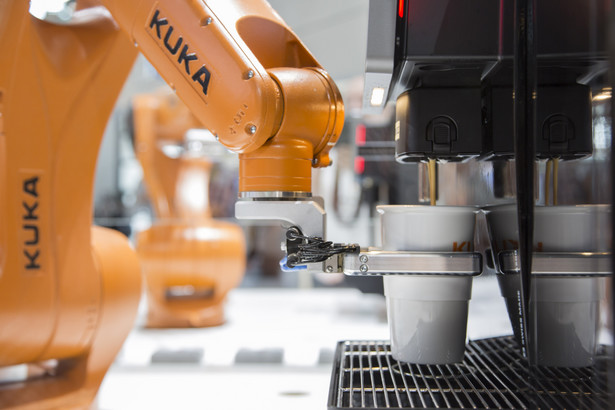Robot przemysłowy Kuka w czasie targów Automatica w Monachium, 21.06.2016