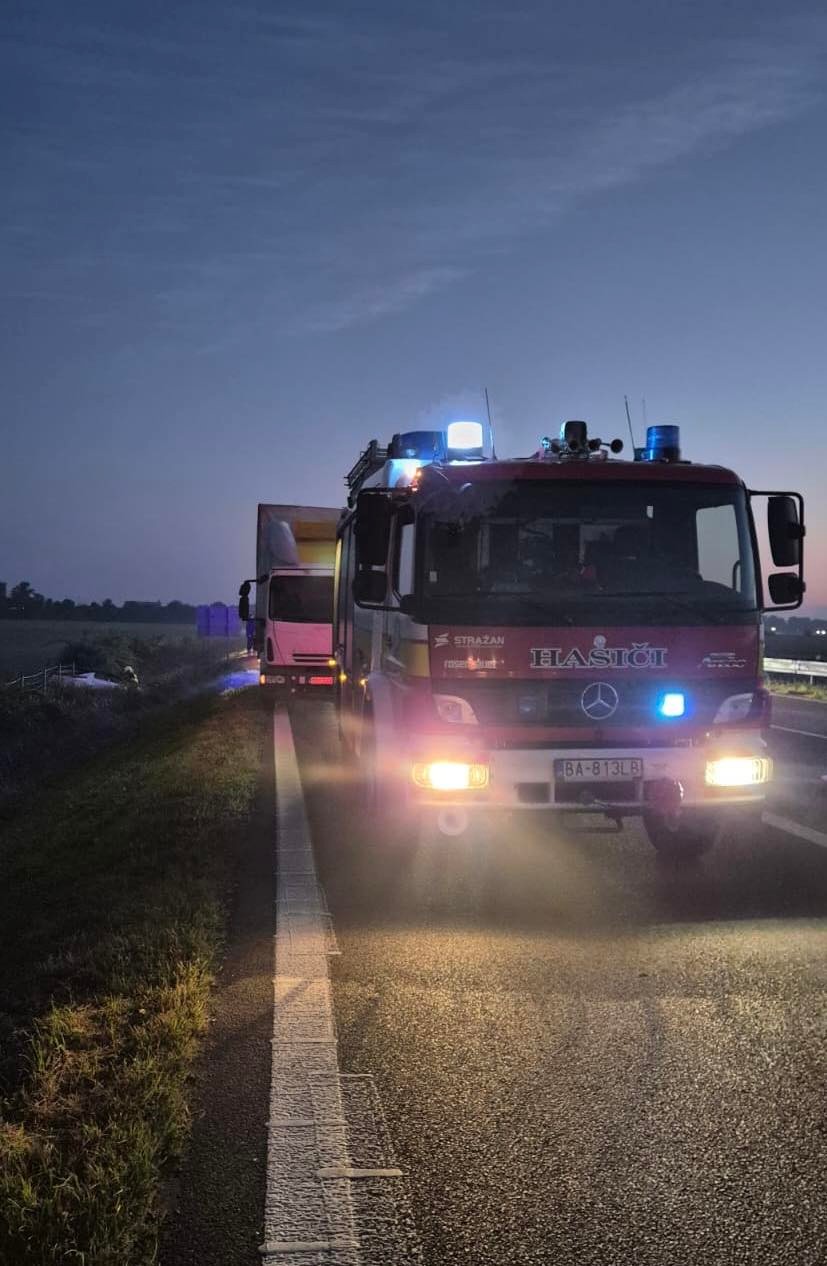 Hasiči zasahovali pri nehode na diaľnici D2 pri Stupave smerom do Bratislavy.