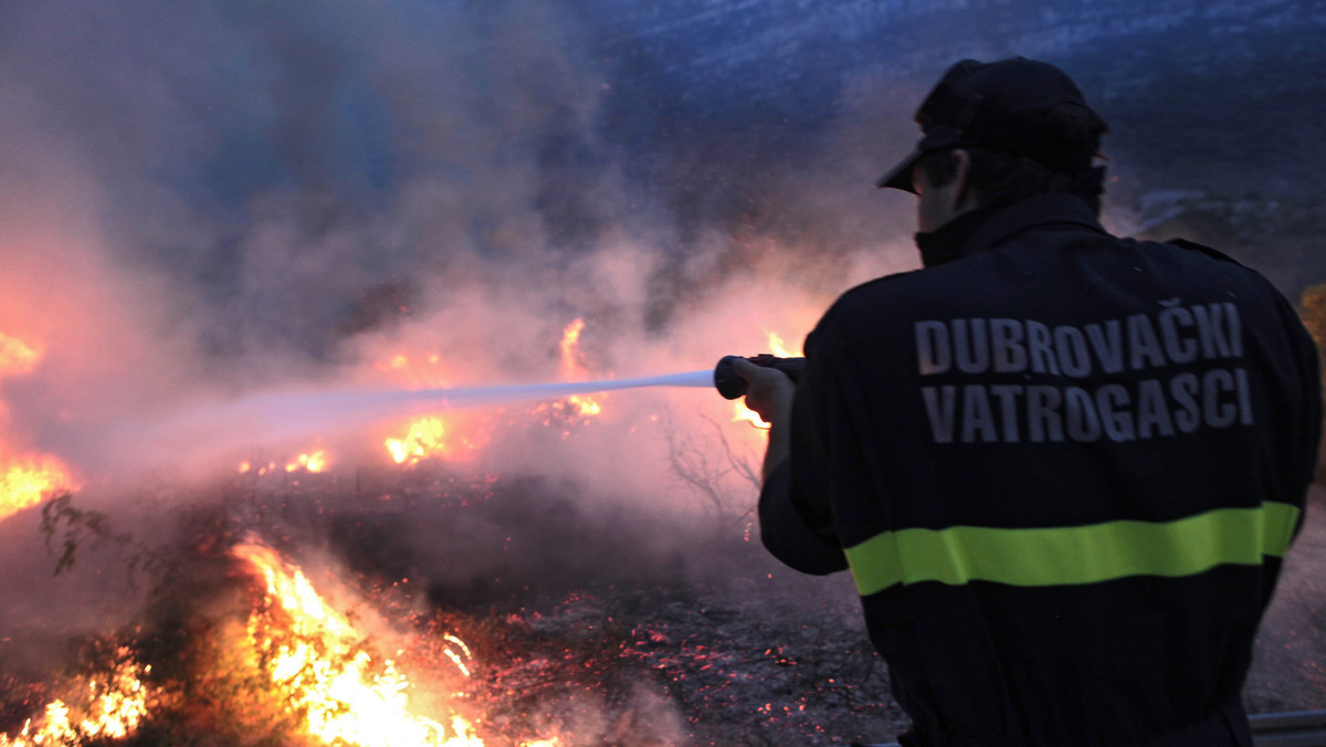 Chorwaccy strażacy starają się zwalczyć rozprzestrzeniające się pożary na wybrzeżach Morza Adriatyckiego - na półwyspie Peljeszac oraz na pobliskich wyspach Korczula i Bracz na południu kraju. Występujące gorące wiatry dodatkowo utrudniają ich pracę.