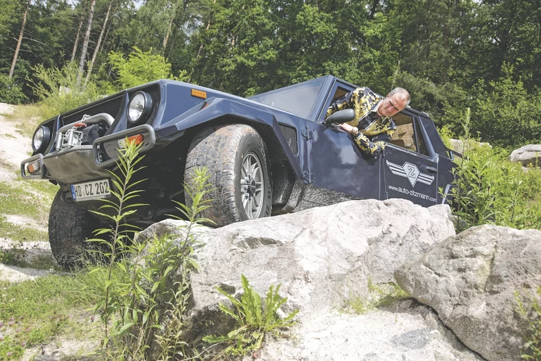 Lamborghini-LM0021