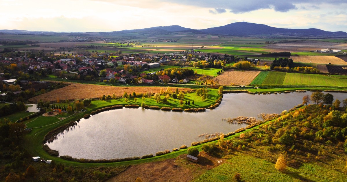 Zalew w Jordanowie Śląskim. Cisza, natura i baranek z historią