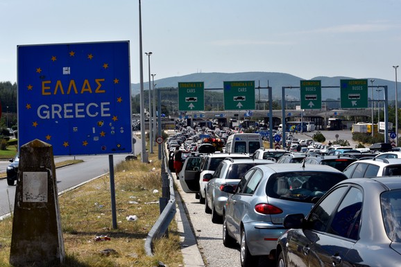DEVOJKA NA MORE OTIŠLA SAMA, ON MORAO DA IZAĐE IZ AUTOBUSA! Beograđanin zbog 3.000 dinara doživeo šok na granici: Dva minuta ga koštala celog letovanja