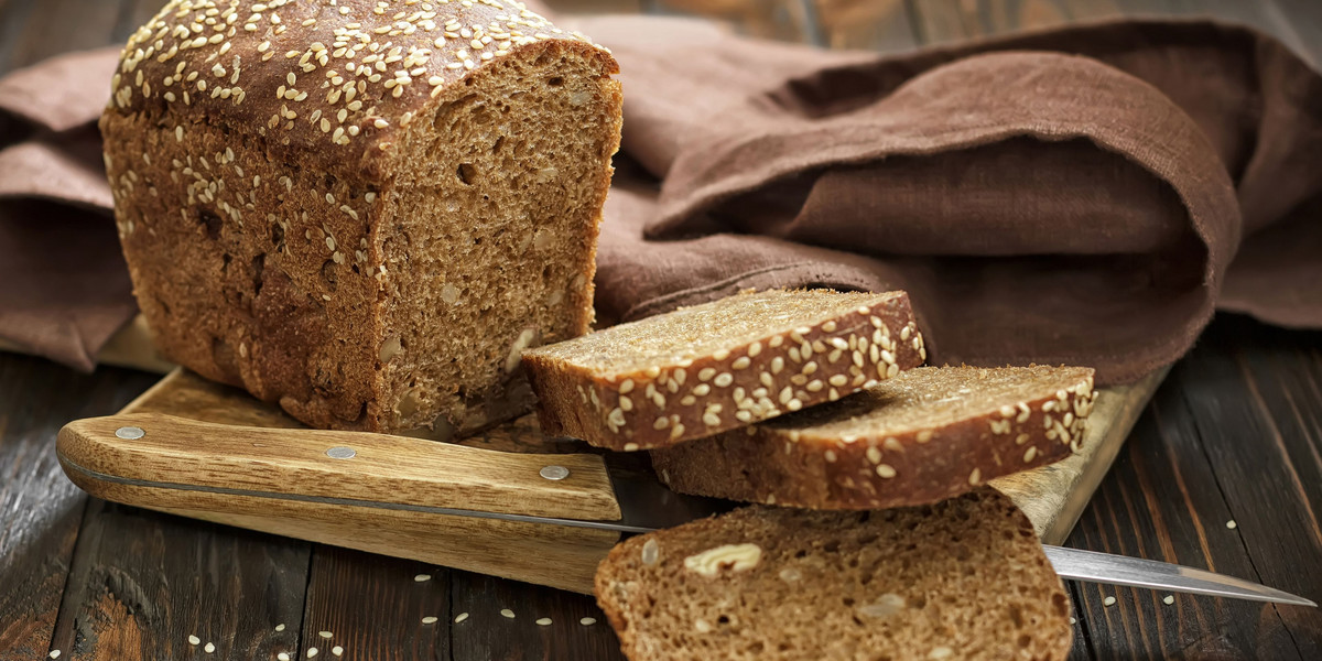 Najlepiej wybierać chleb na zakwasie, pieczywo chrupkie lub pełnoziarniste. Można też sięgać po niskowęglowodanowy chlebek chmurka.