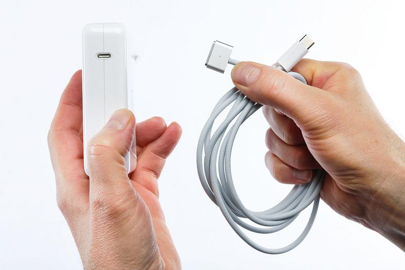Praktyczna hybryda: wydajny zasilacz USB-C (140 W) i kabel z systemem Magsafe, który zapobiega zrzuceniu notebooka z biurka w razie potknięcia się o kabel 