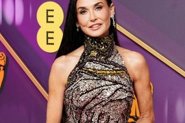 Ceo svet gleda kako izgledaju RUKE DEMI MUR (62): Ima lice kao da je DEVOJKA, a ovaj deo tela SUSTIGLE GODINE? Evo dokaza da li stvarno ne može bez REMONTA - a haljina na njoj i PRELEPA I ČUDNA U ISTO VREME