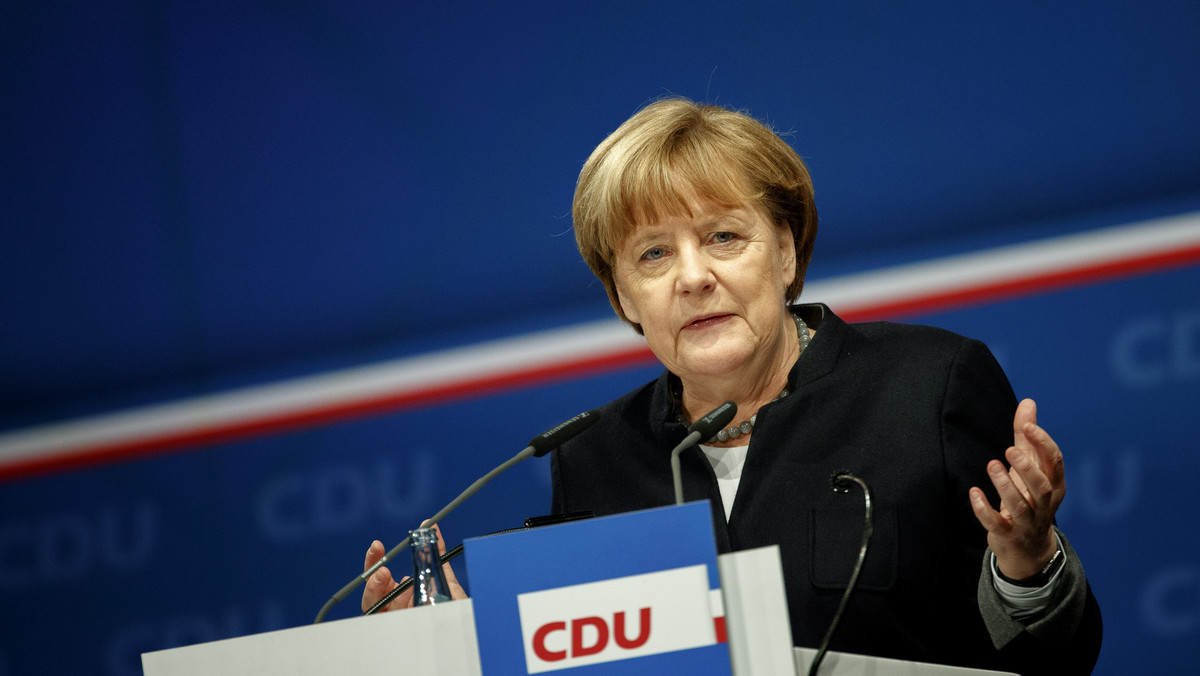 Bawarska CSU poparła kandydaturę Angeli Merkel na kanclerza Niemiec w wyborach parlamentarnych 24 września mimo zastrzeżeń wobec jej polityki migracyjnej - poinformował premier Bawarii i szef CSU Horst Seehofer w Monachium.
