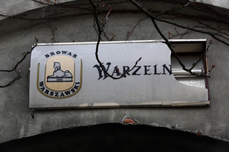 Browary Warszawskie znajdują się w kwartale ulic Grzybowskiej, Wroniej, Chłodnej i Krochmalnej, czyli w samum centrum Stolicy. W pobliżu znajdują się stacje metra, przystanki autobusowe, tramwajowe oraz Dworzec Centralny. <br><br>  Fot. (cat/kru) PAP/Tomasz Gzell