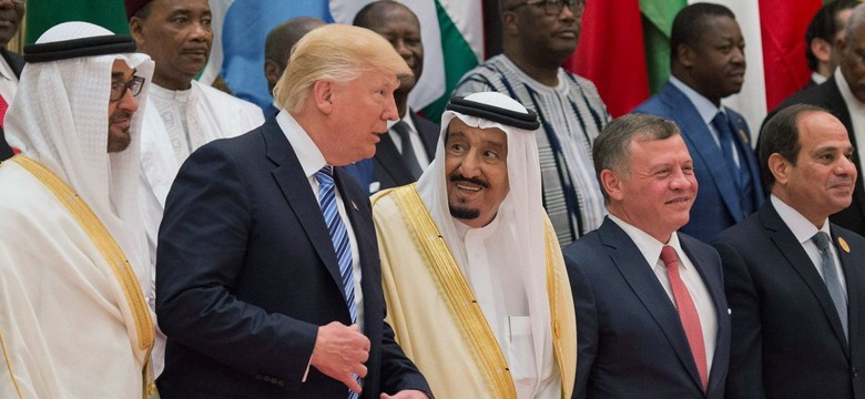 Trump w Arabii Saudyjskiej wzywał Bliski Wschód do walki z terroryzmem. A także... tańczył