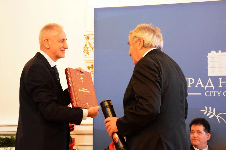 Čelnik "Prometeja" Zoran Kolundžija uručuje nagradu Milisavu Saviću