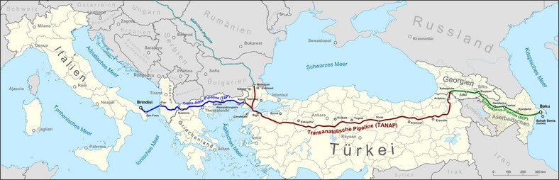Mapa pokazuje od wschodu (od prawej): pole gazowe Shah Deniz w Azerbejdżanie, na zielono: Gazociąg Południowokaukaski (SCP), na czerwono Gazociąg Transanatolijski (TANAP), na niebiesko - Gazociąg Transadriatycki. Źródło: Map data (c) OpenStreetMap (and) contributors, CC-BY-SA.