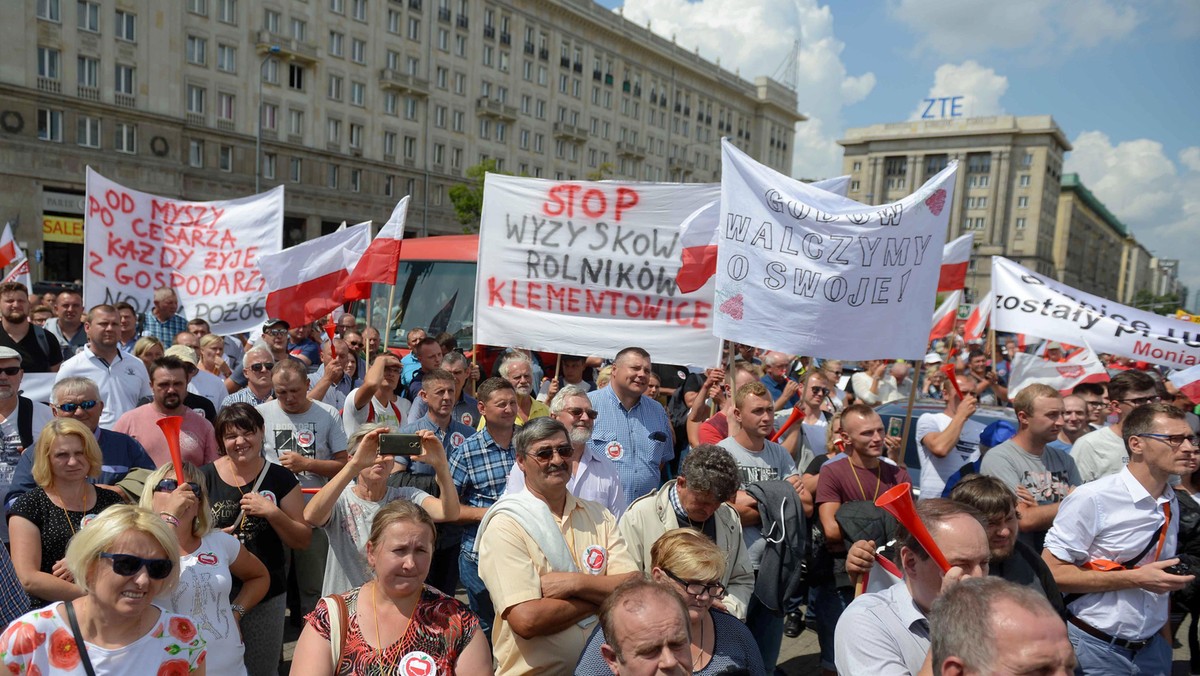 protestujący