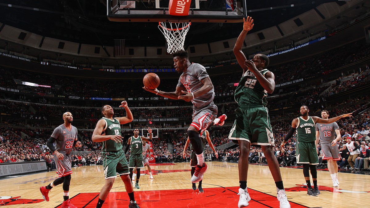 Chicago Bulls pokonali Milwaukee Bucks 117:106 i przedłużyli swoją serię zwycięstw do pięciu. To najlepszy okres Byków w tym sezonie. Ponownie na wysokości zadania stanął ich lider Jimmy Butler, zdobywając 32 punkty.