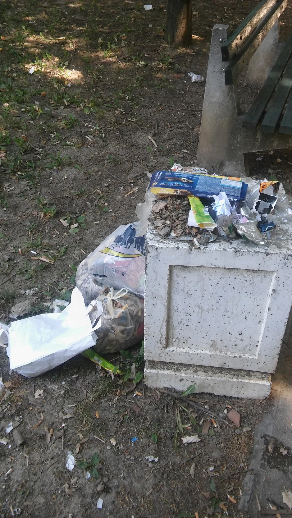 Smeće u parku u Maričkoj ulici danima niko ne odnosi