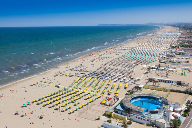 Wakacje we Włoszech? Nad morzem czeka limit osób na plaży, kontrole i drony