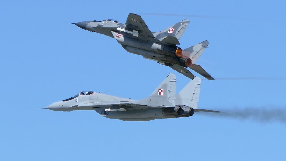 Para myśliwców MiG-29 służących w 22. Bazie Lotnictwa Taktycznego w Malborku w efektownym manewrze