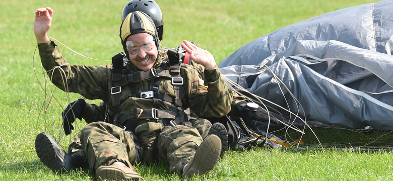 Stephen Mull skoczył ze spadochronem z polskimi żołnierzami. To był jego pierwszy raz