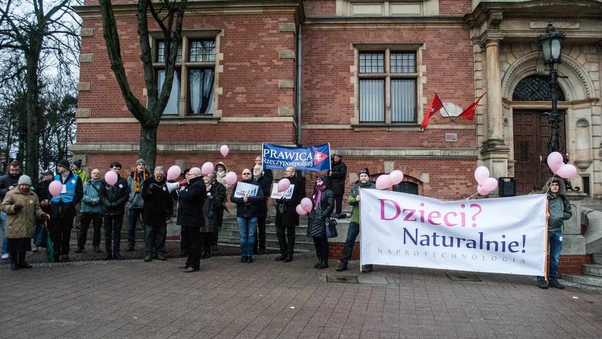 Radni Gdańska przyjęli dzisiaj miejski program, który będzie dofinansowywał procedurę in vitro w Gdańsku. Nie obyło się bez wielkich emocji. - Zarodki nie są niczyją własnością - przekonywali politycy PiS. - Działamy w ramach obowiązującego prawa - ripostował prezydent Adamowicz.