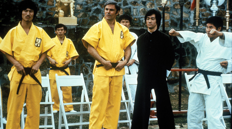 Az 1973-as A Sárkány közbelép volt Bruce Lee (fekete ruhában, mellette a másik
főszereplő, John Saxon) utolsó filmje /Fotó: Northfoto