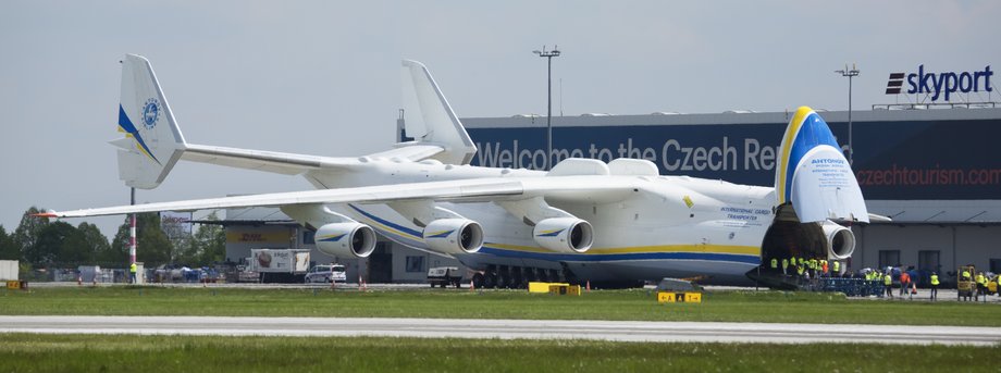 Dostęp do ładowni An-225 Mrija możliwy jest przez unoszony dziób i wysuwaną rampę. 