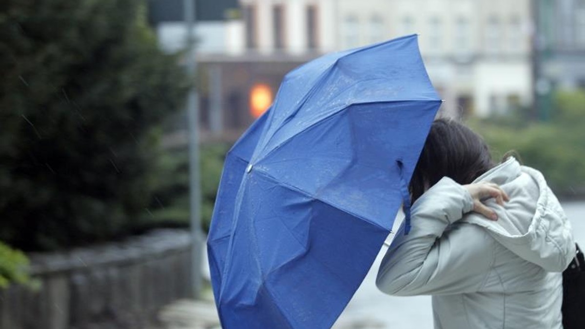 deszcz kobieta z parasolem parasol wiosna