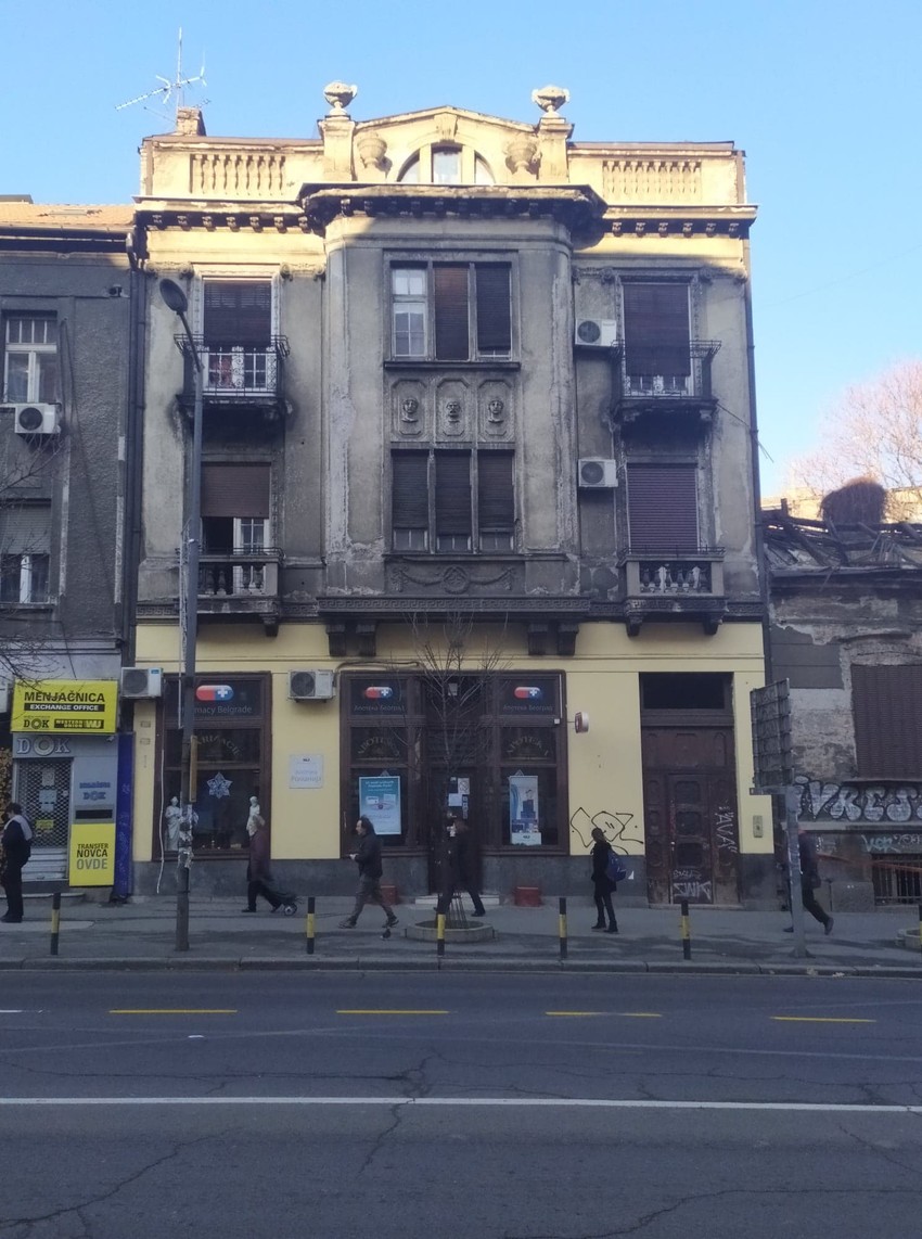 Prelepa zgrada, ali bila bi još lepša sa kompletnom fasadom