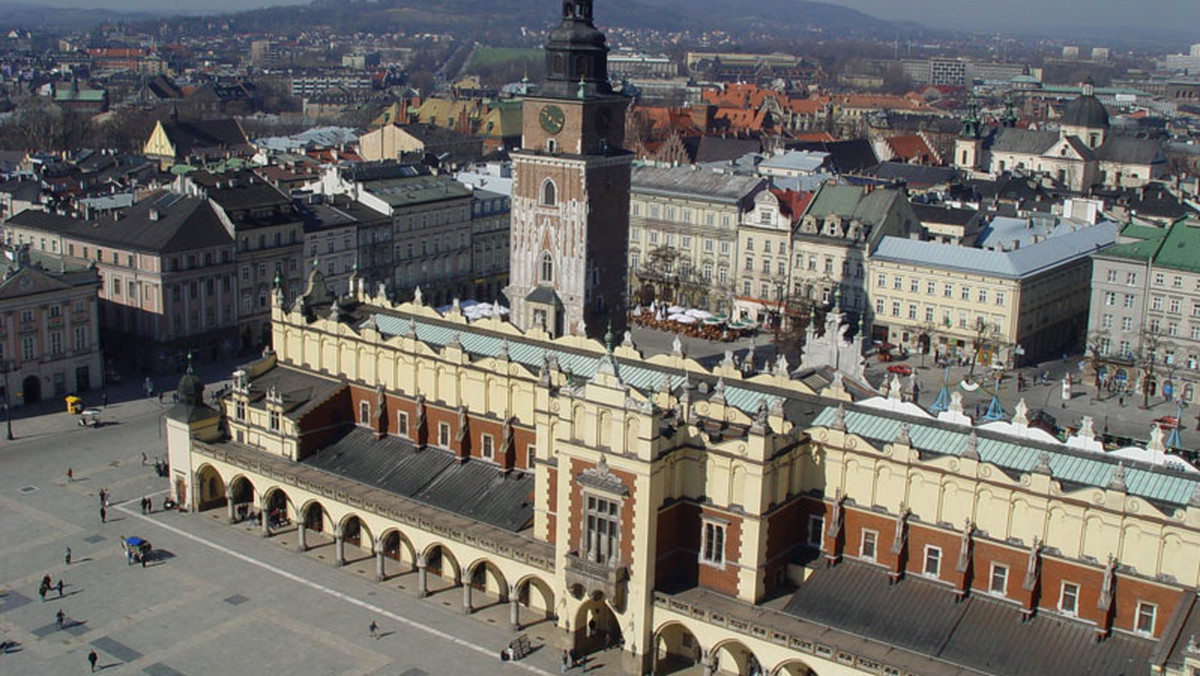 W ścisłym centrum Krakowa nie będzie już można rozdawać ulotek o ofercie klubów erotycznych, a na ruchomych stoiskach z pamiątkami oferować góralskich ciupag czy szalików klubów piłkarskich. Od dziś zaczynają obowiązywać zmienione przepisy o Parku Kulturowym Stare Miasto.