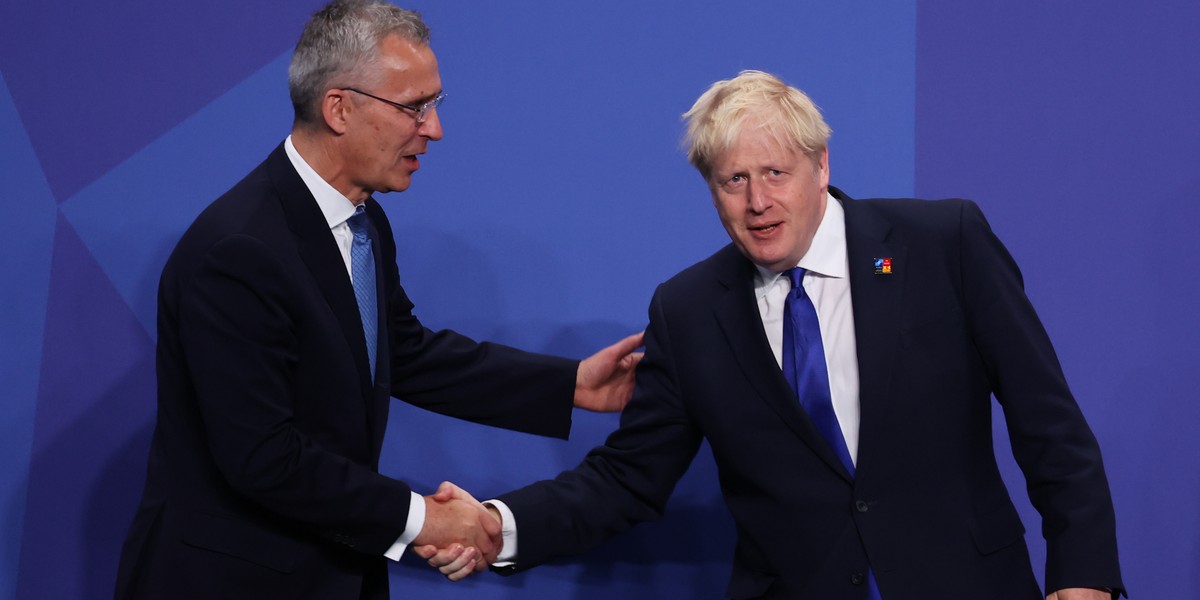 Sekretarz generalny NATO Jens Stoltenberg i odchodzący już premier Wielkiej Brytanii Boris Johnson