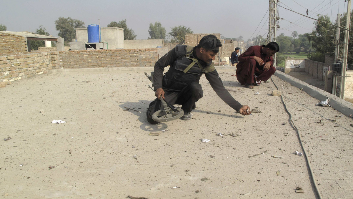 W wybuchu bomby na północnym zachodzie Pakistanu podczas procesji szyitów zginęło w sobotę siedem osób, w tym czworo dzieci. Około 30 osób zostało rannych - poinformowała lokalna policja. W weekend szyici obchodzą święto Aszura.