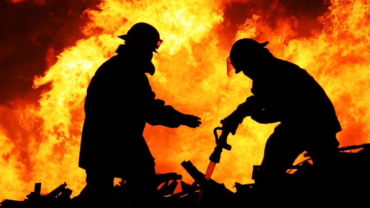 Nagranie zostało opublikowane przez samą straż pożarną z miasta Decatur w Georgii. Na niezwykłym wideo widać, jak strażak łapie w locie dziecko, zrzucone z płonącego budynku.