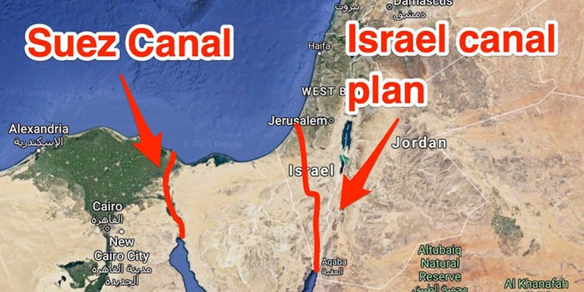 Mapa Egiptu i Izraela z adnotacjami pokazuje położenie istniejącego Kanału Sueskiego i alternatywnego kanału w Izraelu, którego budowę Stany Zjednoczone rozważały w latach 1960