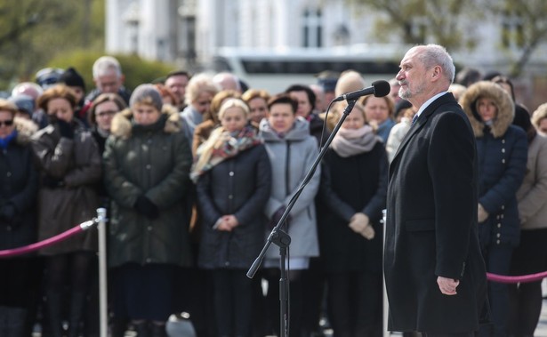 Szef MON nakazał strzec popiersia Lecha Kaczyńskiego. "Dalszy symbol szaleństwa ze strony Macierewicza"