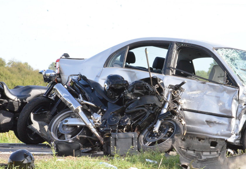 Motocykliści jechali na wesele. W kolumnę uderzyło auto!