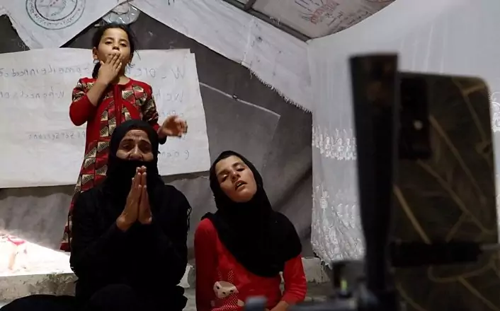Mona Ali Al-Karim mówi, że ona i jej córki błagają o pieniądze na leczenie / BBC, TikTok