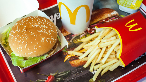 Kanapka Drwala 2021 znów w ofercie McDonald's. Kiedy pojawiła się po raz pierwszy? Co wchodzi w jej skład? Ile ma kalorii? Ile kosztuje w zestawie?