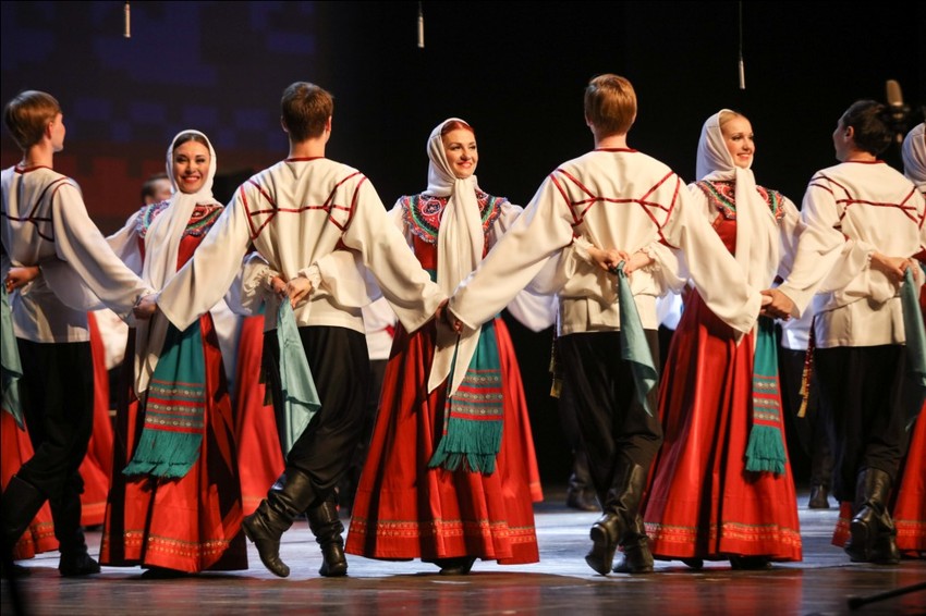 Dao nastupa ansambla "Pjatnicki" pred publikom u Sava Centru