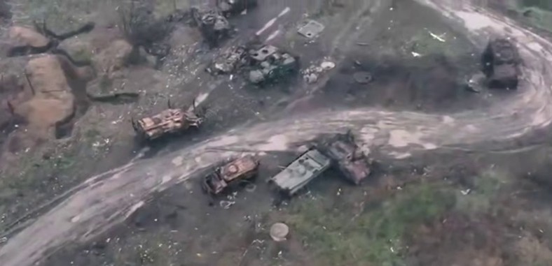 Na drodze widać dziesiątki zniszczonych transporterów opancerzonych, w tym i dostarczonych przez kraje NATO