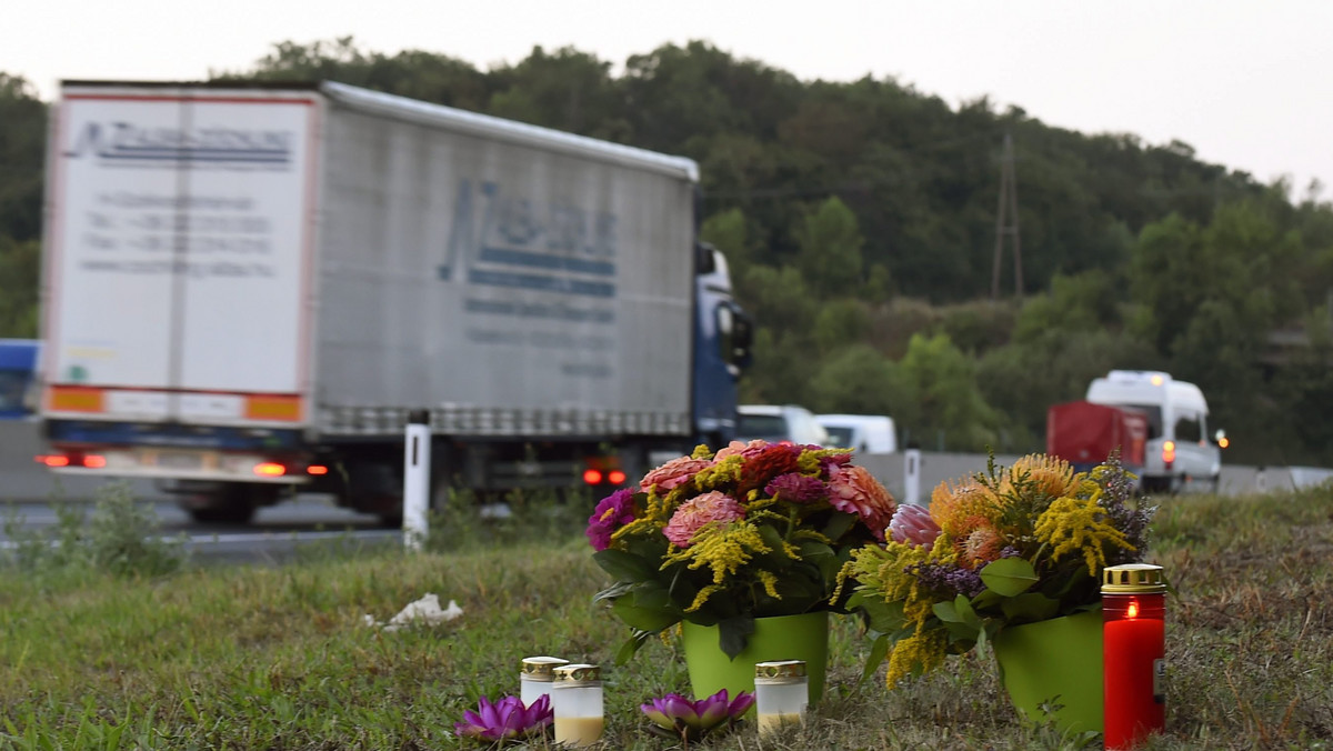 Węgierska policja zatrzymała dzisiejszej nocy piątą osobę w związku ze śmiercią 71 uchodźców, których zwłoki znaleziono w czwartek w ciężarówce porzuconej na autostradzie w Austrii. Sekcje zwłok 16 migrantów wykazały, że się udusili.