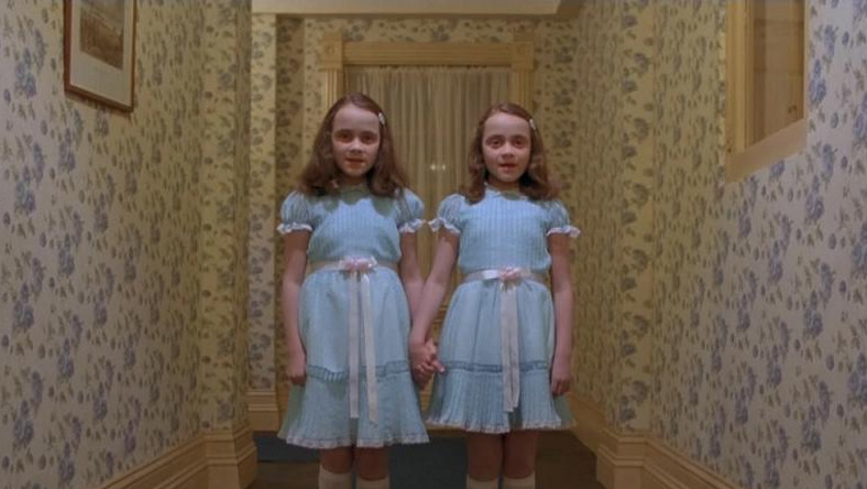 34 lata temu siostry bliźniaczki zagrały w kultowym filmie Stanleya Kubricka "Lśnienie". Miały wtedy 12 lat. Jak dziś wyglądają Lisa i Louise Burns?