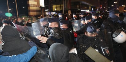 Gorąco na protestach w Warszawie. Policja użyła gazu, doszło do gwałtownych starć [RELACJA]