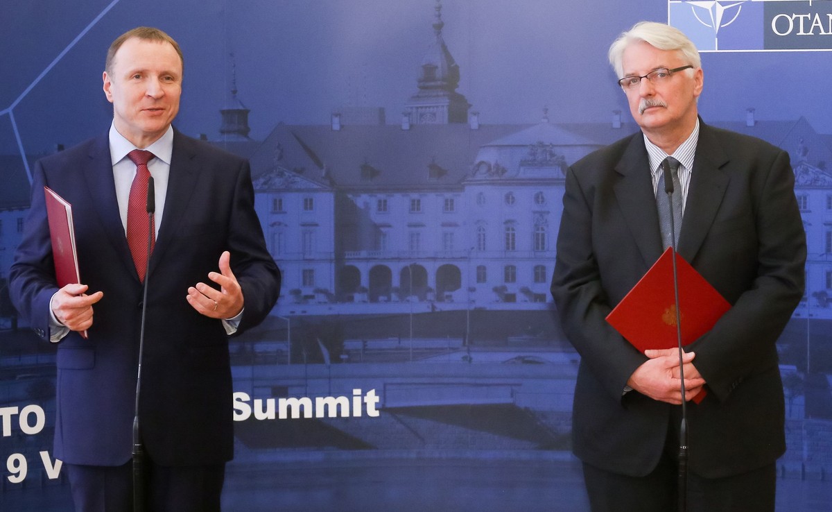 Minister spraw zagranicznych Witold Waszczykowski (P) i prezes TVP Jacek Kurski (L),