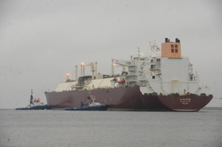 Historyczny moment. Pierwszy gazowiec wpłynął do terminalu LNG w Świnoujściu