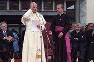 Jan Paweł II i Stanisław Dziwisz podczas IV pielgrzymki papieża do Polski. Kraków 13.08.1991 r.