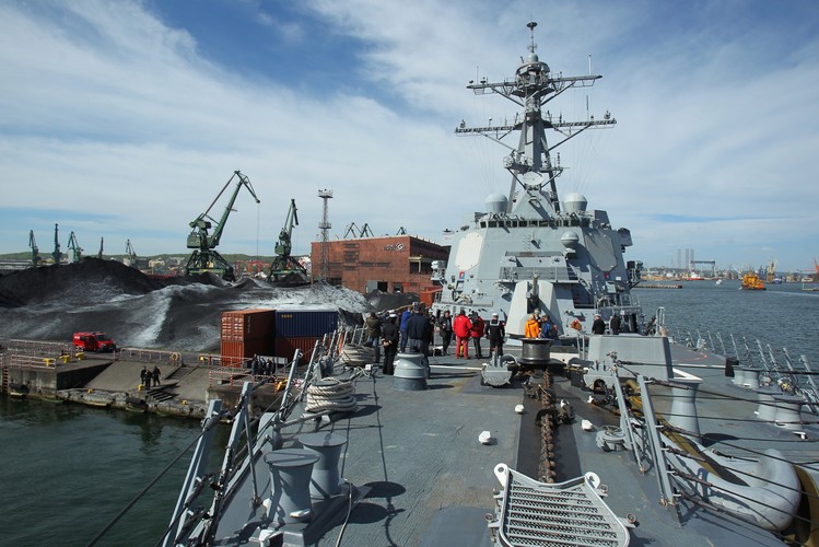 Amerykański niszczyciel rakietowy typu Arleigh Burke USS Jason Dunham zawinął 6 bm., z wizytą do portu w Gdyni.  <br><br>fot. (mgo) PAP/Piotr Wittman