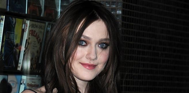 <b>4. Dakota Fanning - ma 18 lat i zarabia 18 milionów dolarów rocznie</b><br>
Młoda aktorka w filmach gra od dziecka. Reklamuje też ubrania Marca Jacobsa oraz współpracuje z Tomem Fordem i Karlem Lagerfeldem.