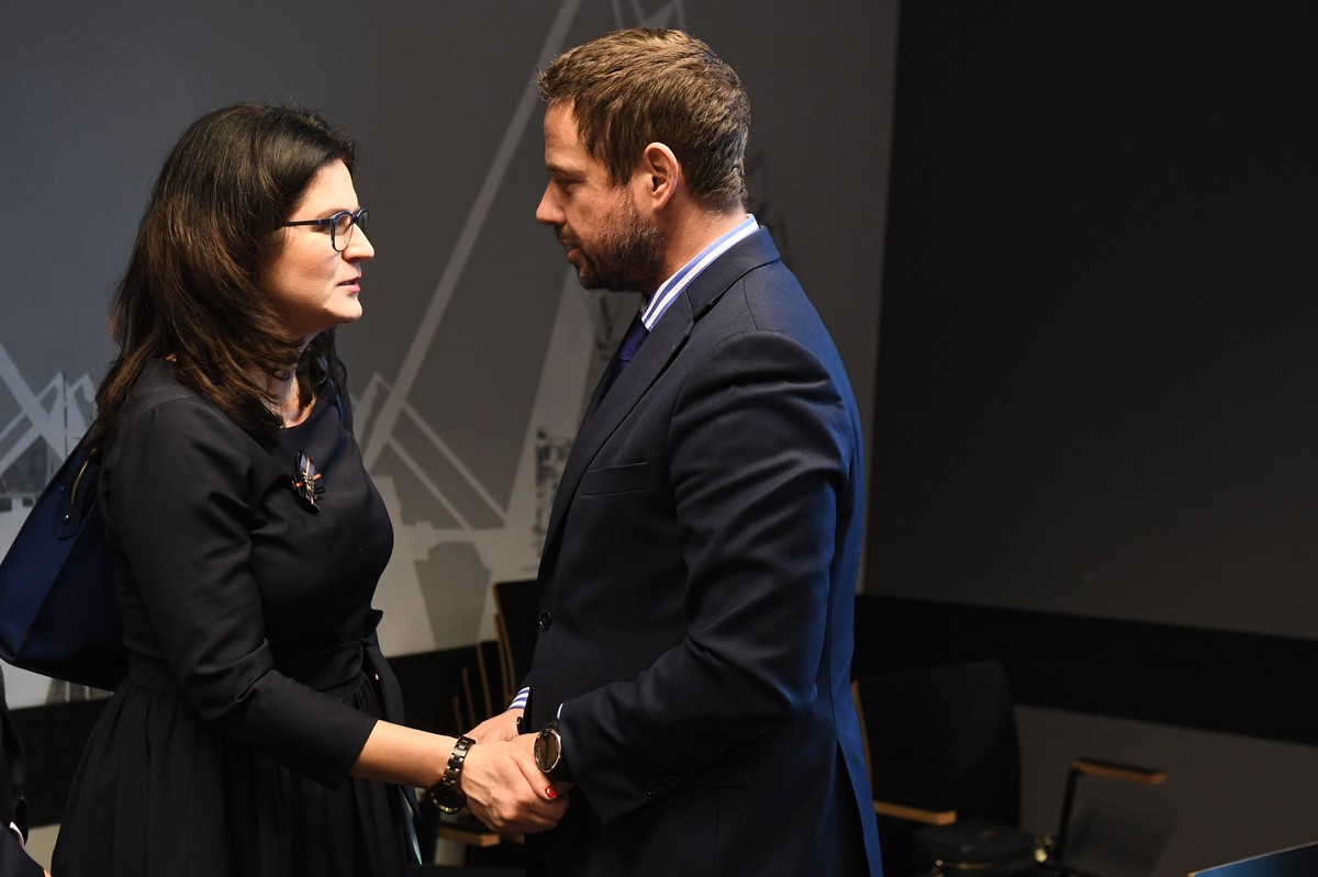 Gdańsk, 14.01.2020. Prezydent Warszawy Rafał Trzaskowski (P) i prezydent Gdańska Aleksandra Dulkiewicz (L) podczas posiedzenia Unii Metropolii Polskich im. Pawła Adamowicza, 14 bm. w siedzibie Europejskiego Centrum Solidarności w Gdańsku. W Gdańsku trwają obchody pierwszej rocznicy śmierci prezydenta miasta, Pawła Adamowicza. Polityk został zaatakowany przez nożownika podczas finałowego koncertu Wielkiej Orkiestry Świątecznej Pomocy, 13 stycznia 2019. W wyniku odniesionych ran zmarł następnego dnia w szpitalu. (mr) PAP/Marcin Gadomski