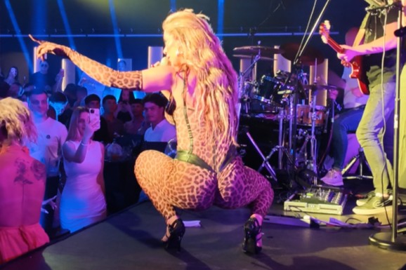 TANGA LEOPARD KOMBINEZON I KOŽNI KORSET Tea Tairović napravila haos u Grčkoj! Spušta se do poda, a obline sevaju - publika u transu (VIDEO)