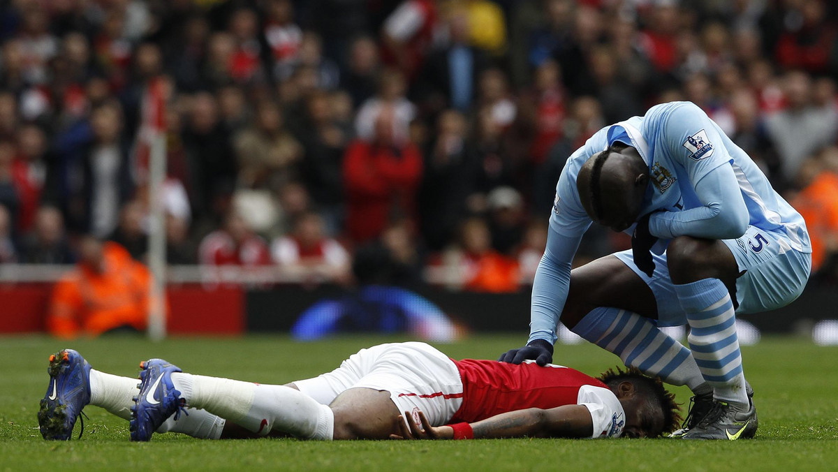 Mario Balotelli w pierwszej połowie meczu z Arsenalem Londyn (0:1) w brutalny sposób zaatakował Aleksa Songa. Arbiter nie ukarał włoskiego napastnika, ale może to naprawić angielska federacja. Zawodnikowi Manchesteru City grozi zawieszenie na dziewięć spotkań.